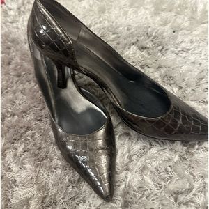 Anne Klein Pointed Toe Grey/Silver Shoes. Size 9